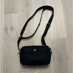 Lululemon crossbody camera bag